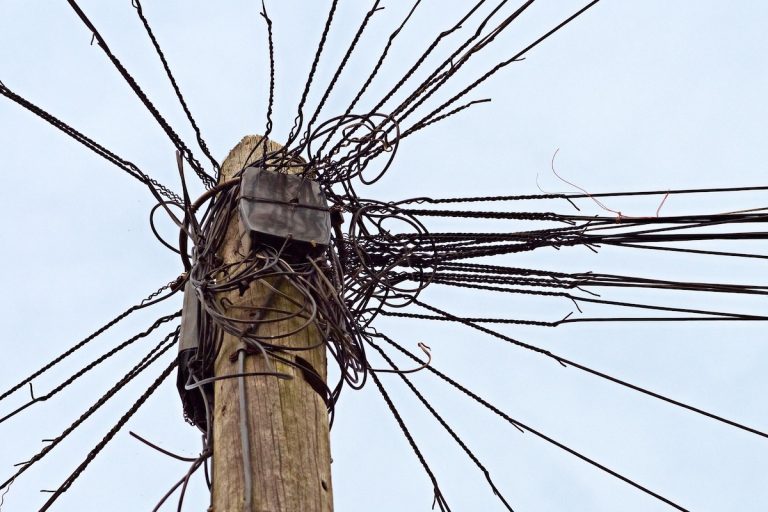 Túlsok-poszt-kép-vezetékek